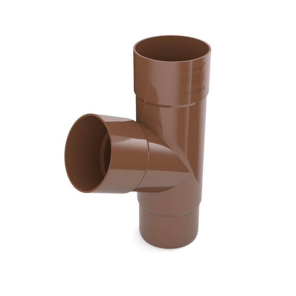 Ein braunes PVC-Rohrverschraubung mit T-förmigem Design, das ein Hauptvertikalrohr und zwei verzweigende Horizontalrohre zeigt.