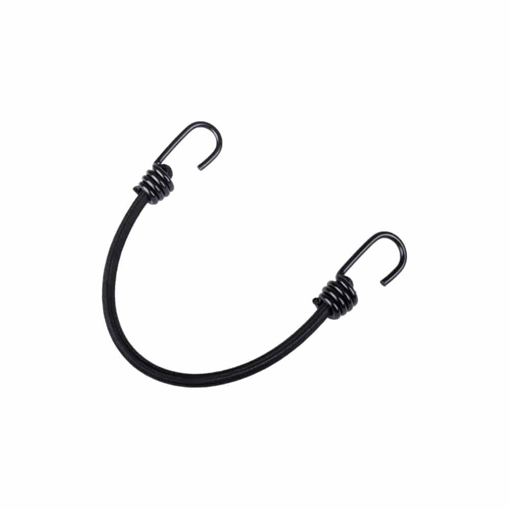 Ein schwarzes Bungee-Seil mit Metallhaken an beiden Enden, das häufig zum Befestigen oder Halten von Gegenständen verwendet wird.