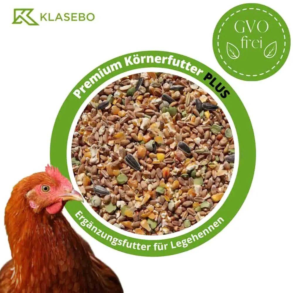 Ein Hühnerfutter-Paket mit der Bezeichnung Premium Körnerfutter Plus, mit einer Körner-Mischung, geeignet für Legehennen, mit GMO-frei vermerkt auf der Verpackung.