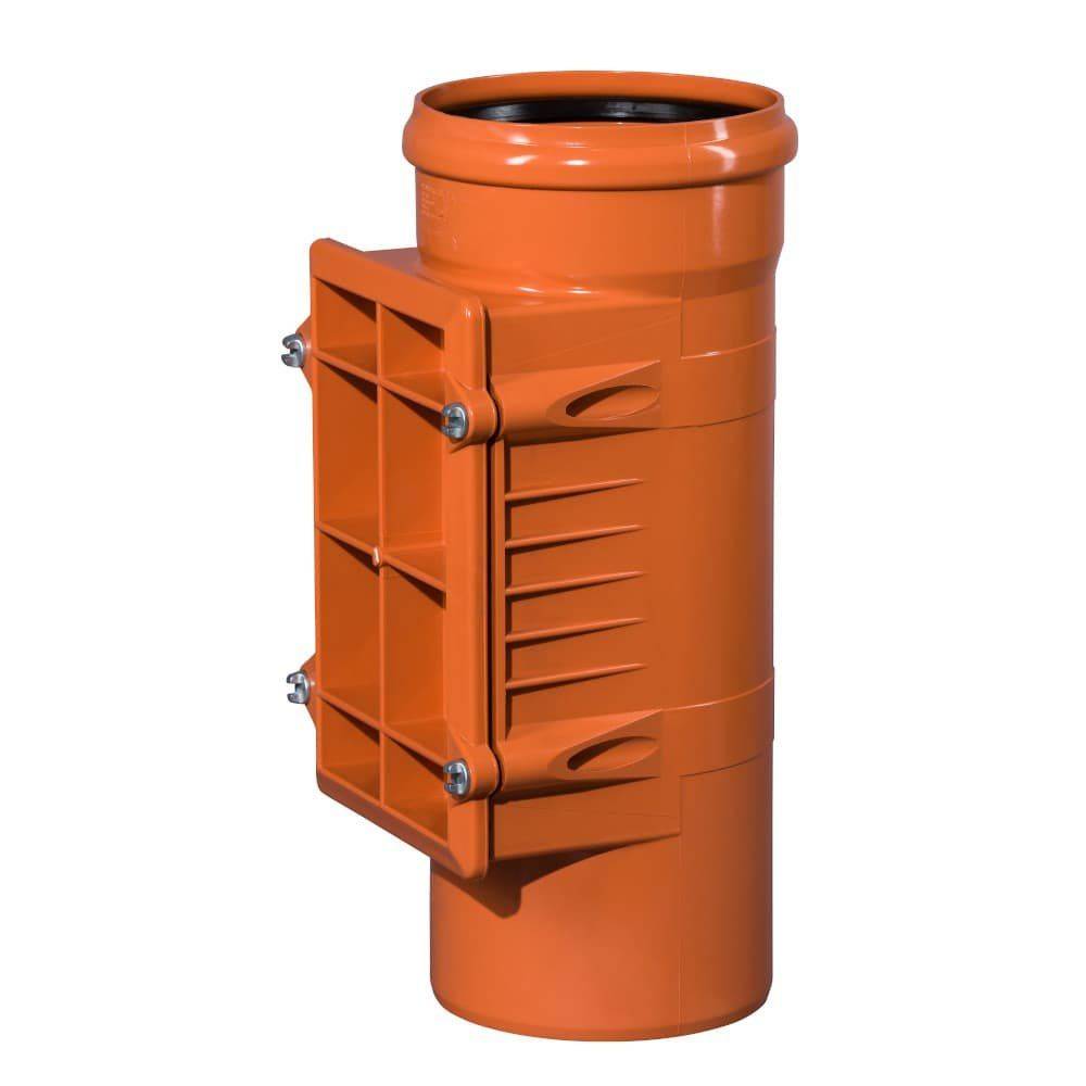 Ein orangefarbenes Kunststoffabwasserrohr mit Seitenpanel und Schrauben, das in Entwässerungssystemen verwendet wird, vor einem schlichten weißen Hintergrund dargestellt.