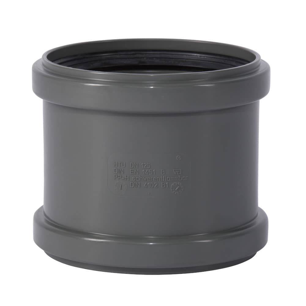 Ein grauer PVC-Rohranschluss mit sichtbaren eingravierten Spezifikationen für Rohrleitungszwecke.