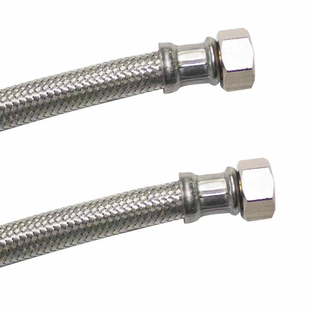 Zwei flexible metallgeflochtene Schläuche mit sechseckigen Anschlüssen, die für Rohrleitungsverbindungen verwendet werden, vor weißem Hintergrund gezeigt.