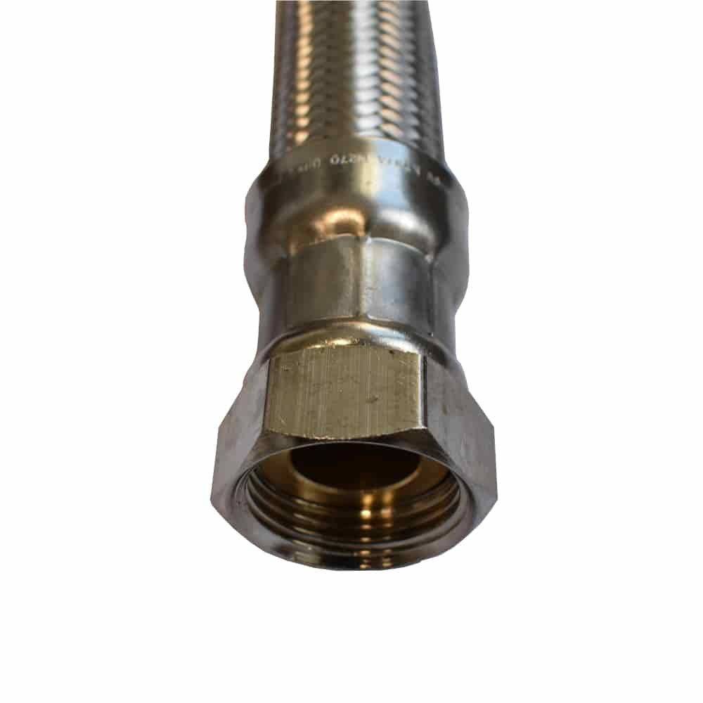 Nahaufnahme eines Metallschlauchs mit sechskantiger Verschraubung, die strukturierte Oberfläche zeigend. Verwendet für Sanitär- oder Gasanschlüsse.