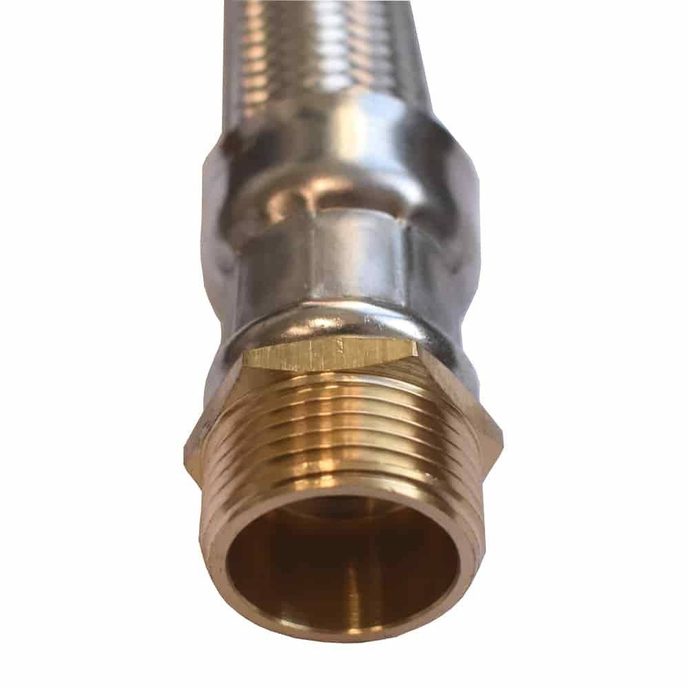 Eine Nahaufnahme eines geflochtenen Metallschlauchs mit einem Gewindeverbinder aus Messing, verwendet für Sanitär- oder Gasverbindungen.