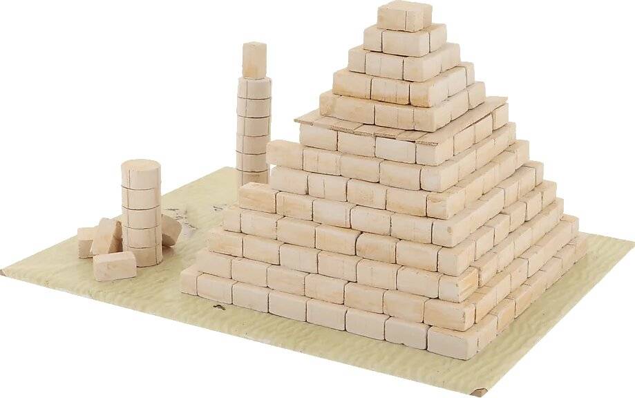 Modell einer Pyramide aus kleinen Holzblöcken mit zwei unfertigen zylindrischen Türmen daneben auf einer strukturierten Basis.