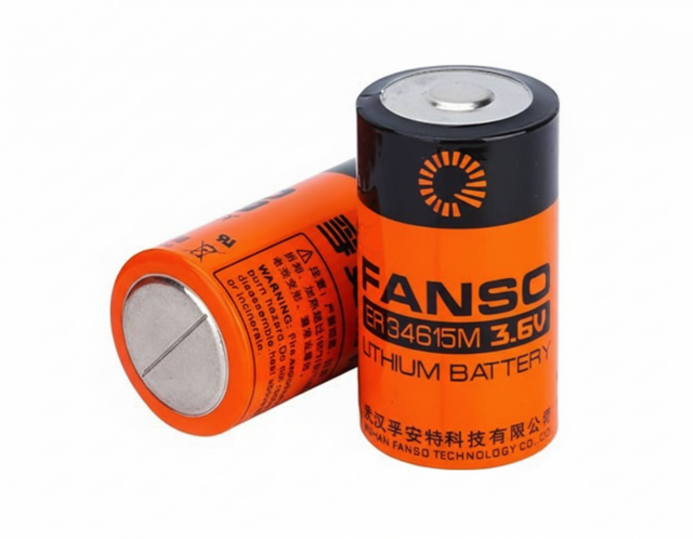 Zwei orangefarbene zylindrische Batterien mit der Aufschrift 