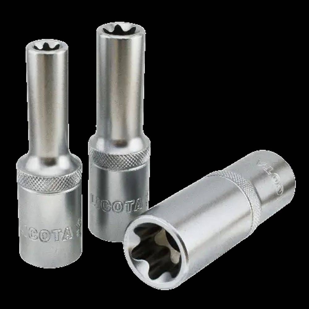 Drei metallische Steckschlüssel mit sternförmiger Innenform, aufrecht und horizontal angeordnet, auf schwarzem Hintergrund.