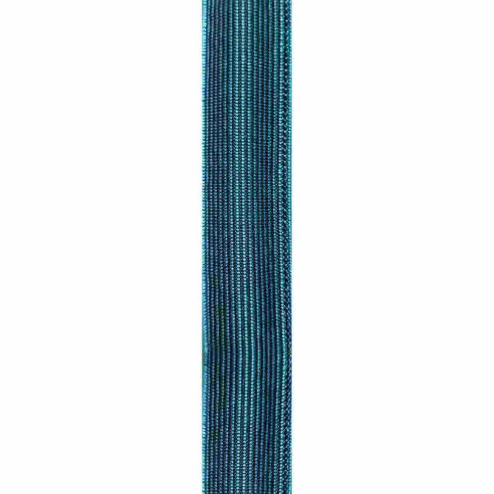 Ein eng aufgewickeltes, vertikal ausgerichtetes blau-grünes Seil, das Textur und detaillierte Fasern in einer Nahaufnahme zeigt.