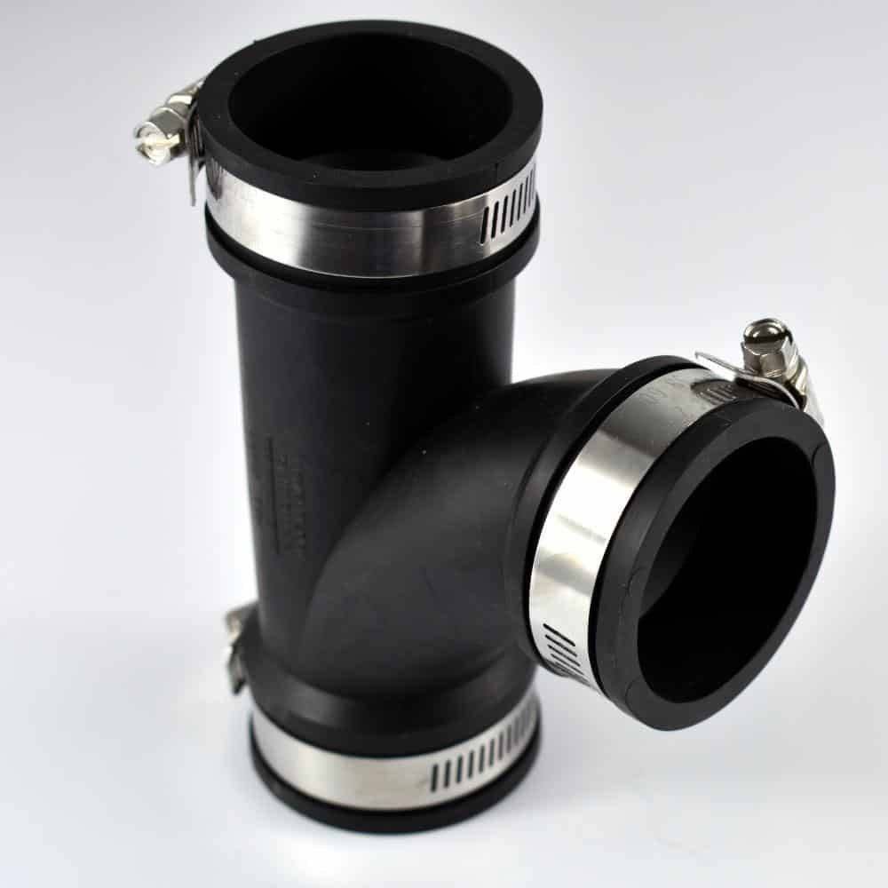 Schwarzer Rohrleitungsverbinder in T-Form mit Metallklemmen an jeder Öffnung.