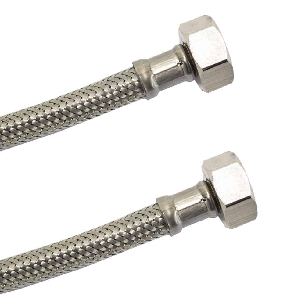 Zwei Metall-Flechtschläuche mit sechskantigen Verschraubungen an jedem Ende, geeignet für Sanitäranwendungen.
