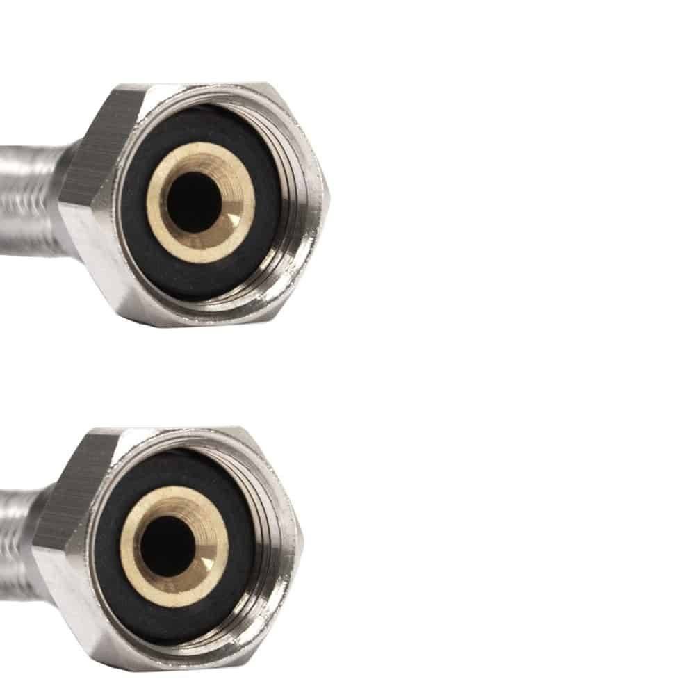 Zwei metallische Düsen mit sechseckigen Anschlüssen, vor einem einfachen weißen Hintergrund gezeigt, wahrscheinlich Komponenten für Industriemaschinen oder Sanitärinstallationen.