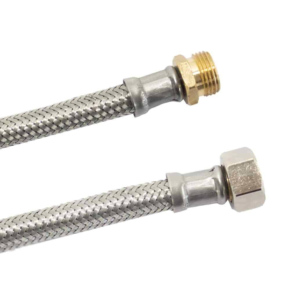 Zwei flexible geflochtene Metallschläuche mit Messingverschraubungen an jedem Ende, verwendet für Sanitärinstallationen.