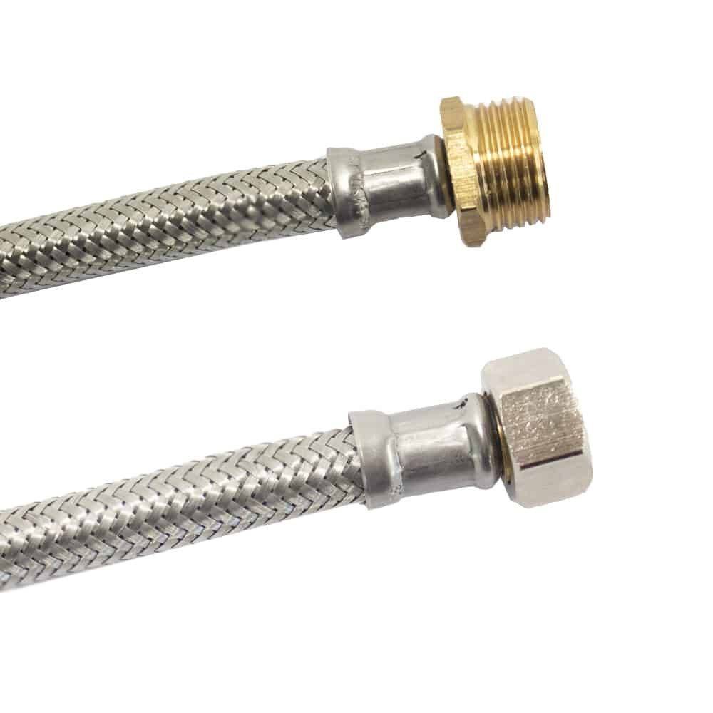 Zwei flexible, geflochtene Edelstahlschläuche mit Metallarmaturen an jedem Ende, entworfen für Rohrleitungsverbindungen.