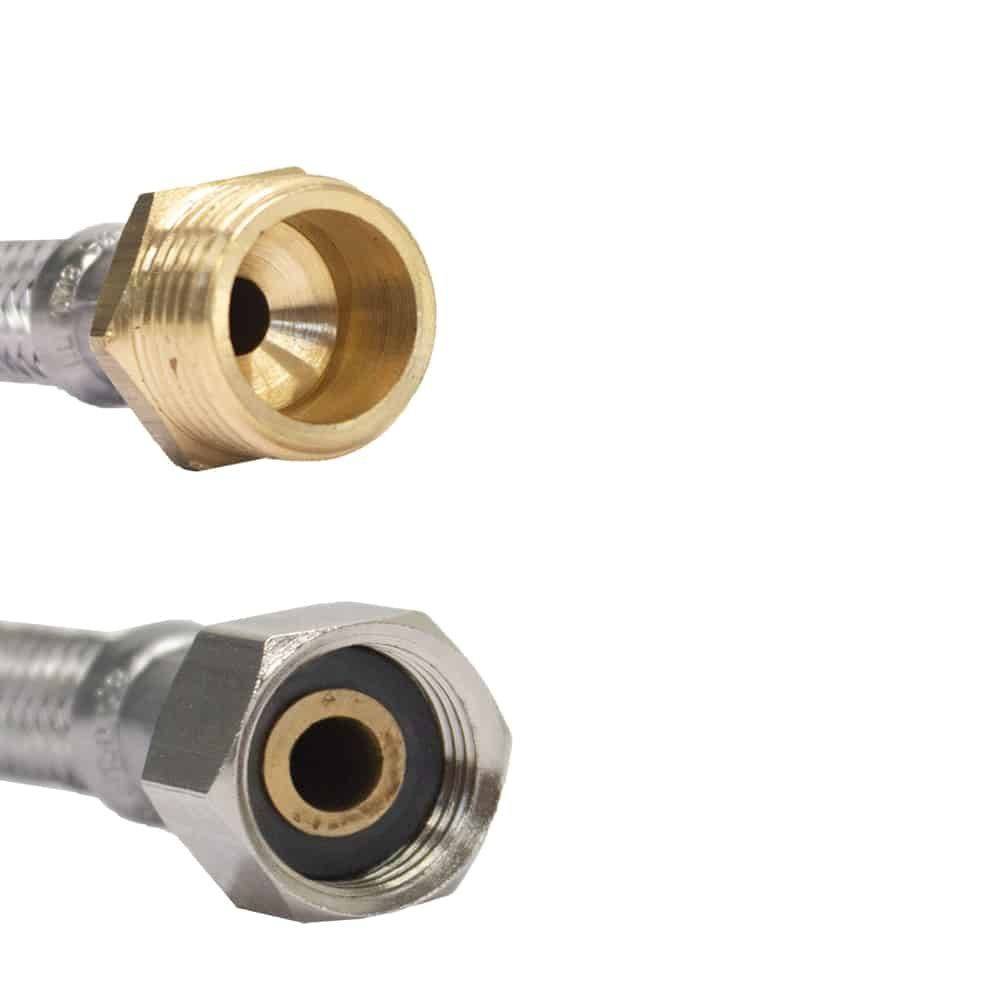 Nahaufnahme von zwei Messing- und Stahlschlauchverbindern, einer mit einer sechskantigen Mutter und der andere mit einer Gewindebohrung, die für die Sanitärinstallation verwendet werden.