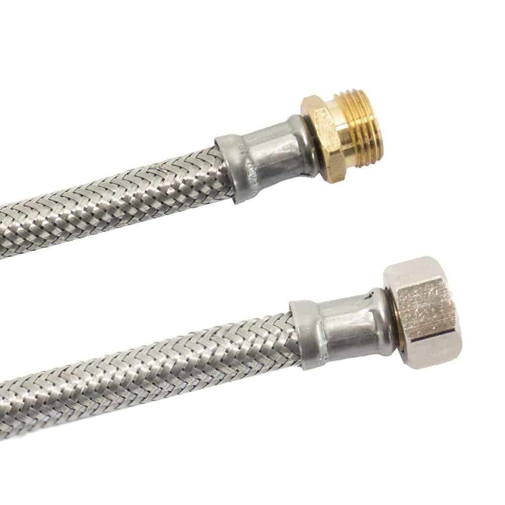 Zwei flexible Edelstahlgeflechtschläuche mit Metallverbindern an jedem Ende, verwendet für Rohrleitungsverbindungen.