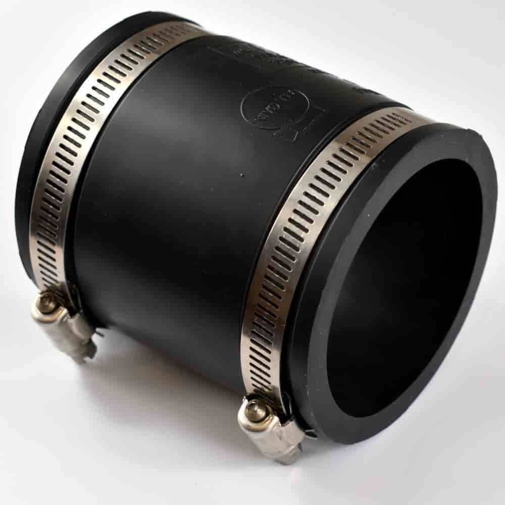 Eine schwarze Gummimuffe mit jeweils zwei Metallschlauchschellen an jedem Ende, zum sicheren Verbinden von Rohren.