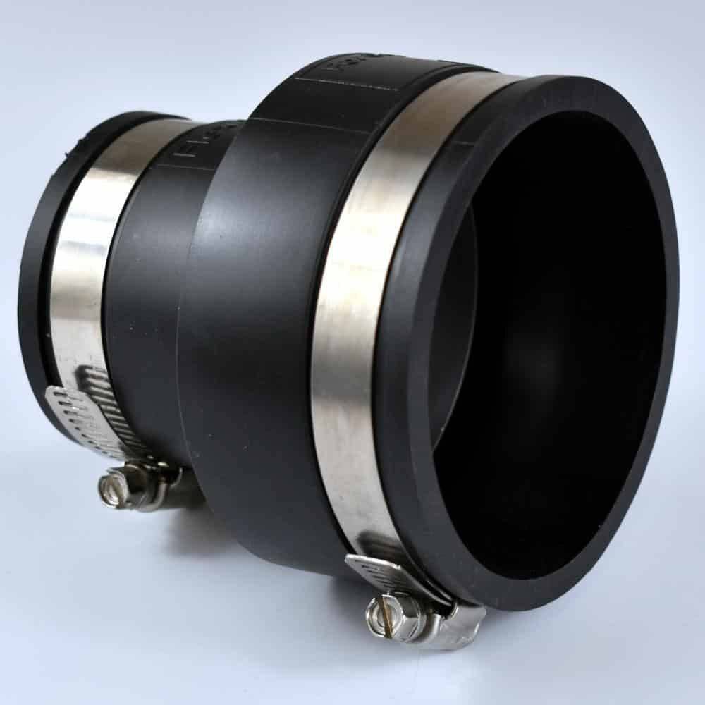 Eine schwarze Gummirohrverbindung mit Edelstahlschellen an jedem Ende, die zum sicheren Verbinden von Rohren in Rohrleitungssystemen verwendet wird.