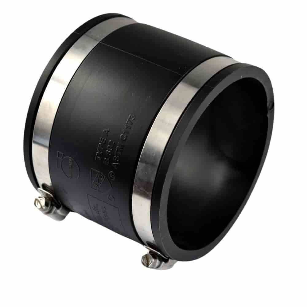 Ein schwarzer Gummirohranschluss mit Metallklemmen an beiden Enden, verwendet zum sicheren Verbinden von zwei Rohren.