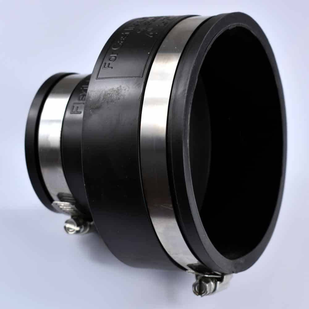 Ein schwarzer Gummirohrverbinder mit Edelstahlbändern und Schraubschellen, der zum sicheren Verbinden von Rohren verwendet wird.