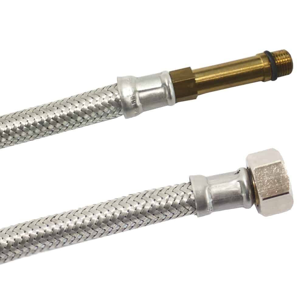 Zwei geflochtene Edelstahlschläuche, einer mit Messingkupplung und der andere mit Sechskantmutter, für Rohrleitungsverbindungen verwendet.