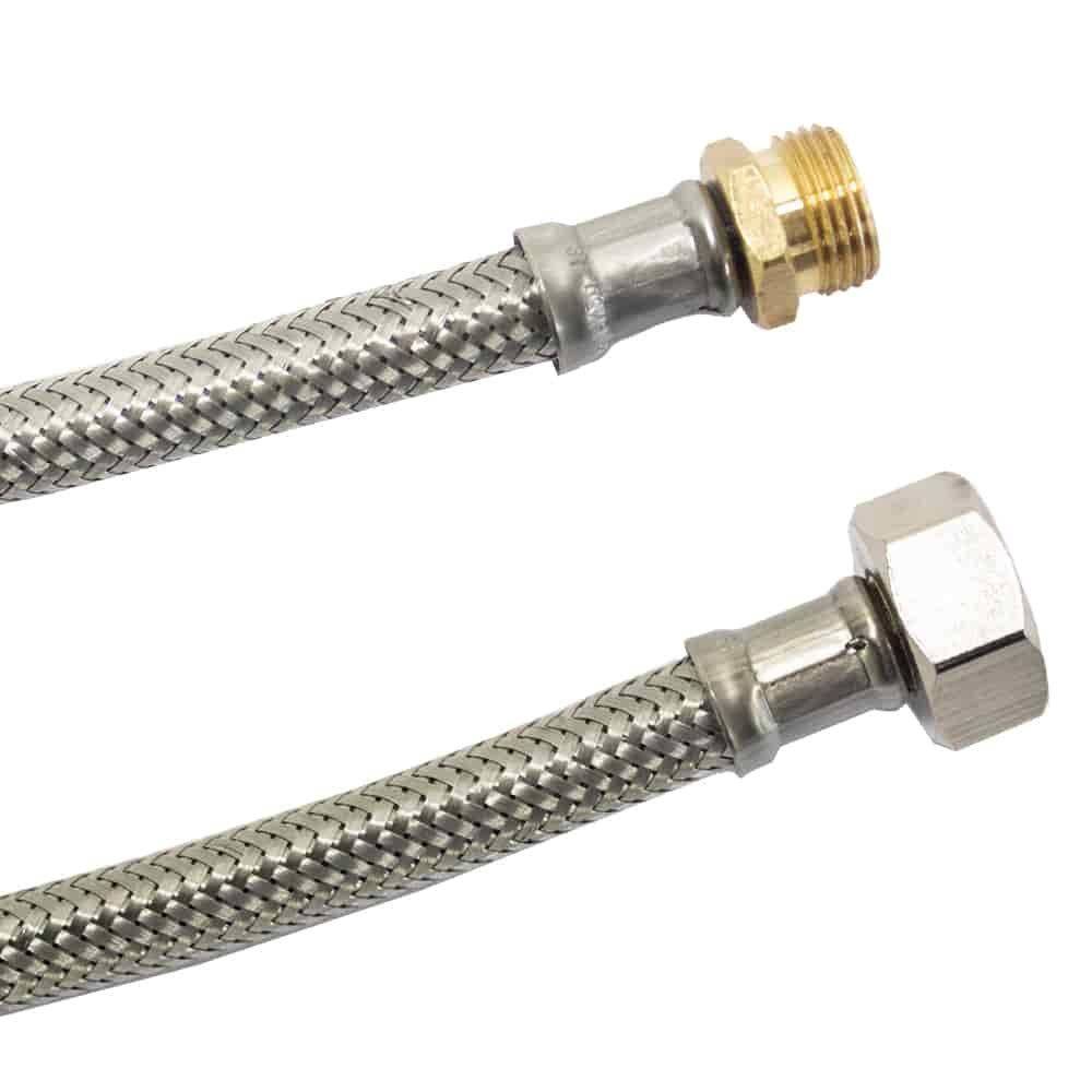Ein geflochtener Edelstahlschlauch mit Messingarmaturen an beiden Enden, geeignet für Sanitärinstallationen und Wasserzuleitungen.