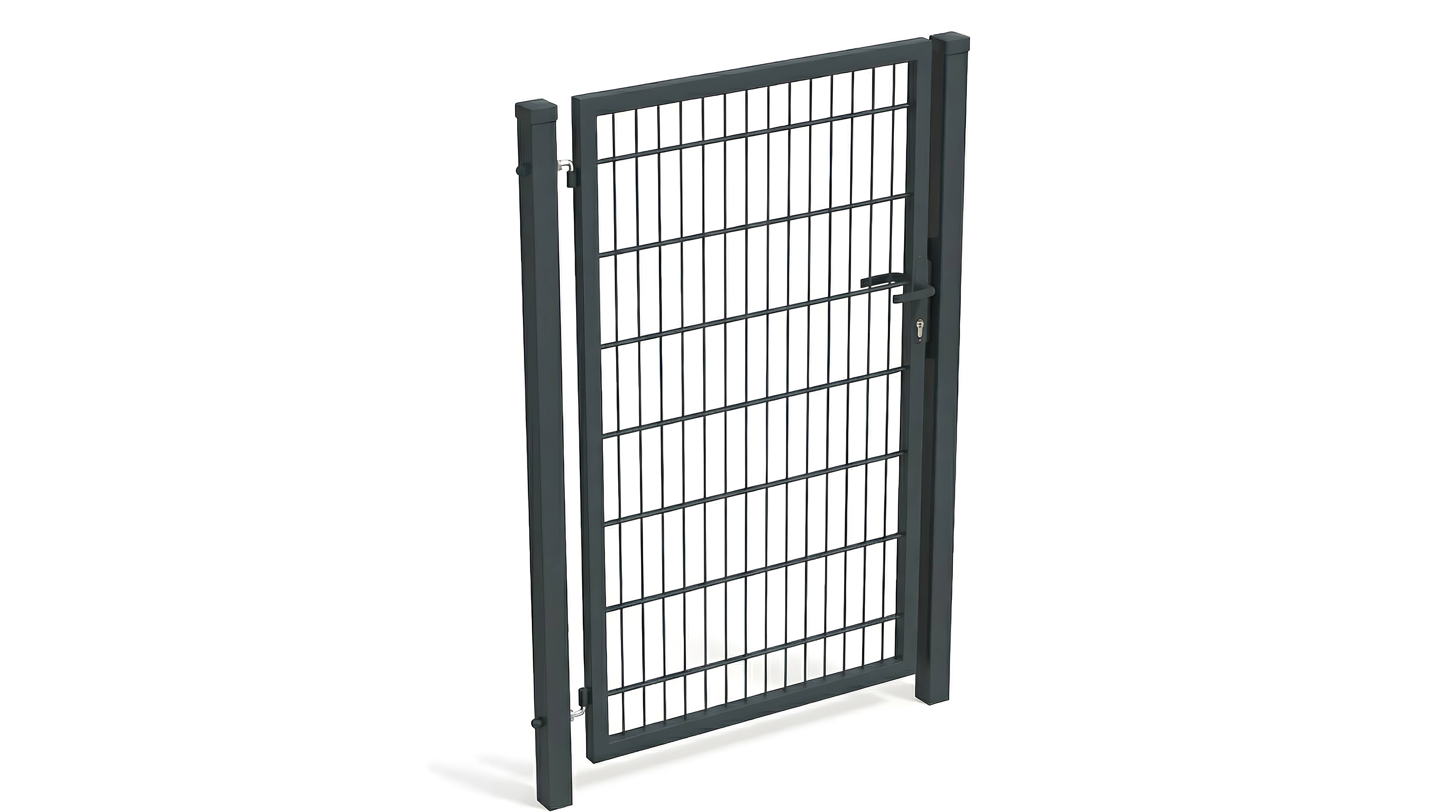 Ein schwarzes, schmiedeeisernes Tor mit vertikalen und horizontalen Stäben, mit einem Schließmechanismus auf der rechten Seite, gestützt durch zwei stabile Pfosten.