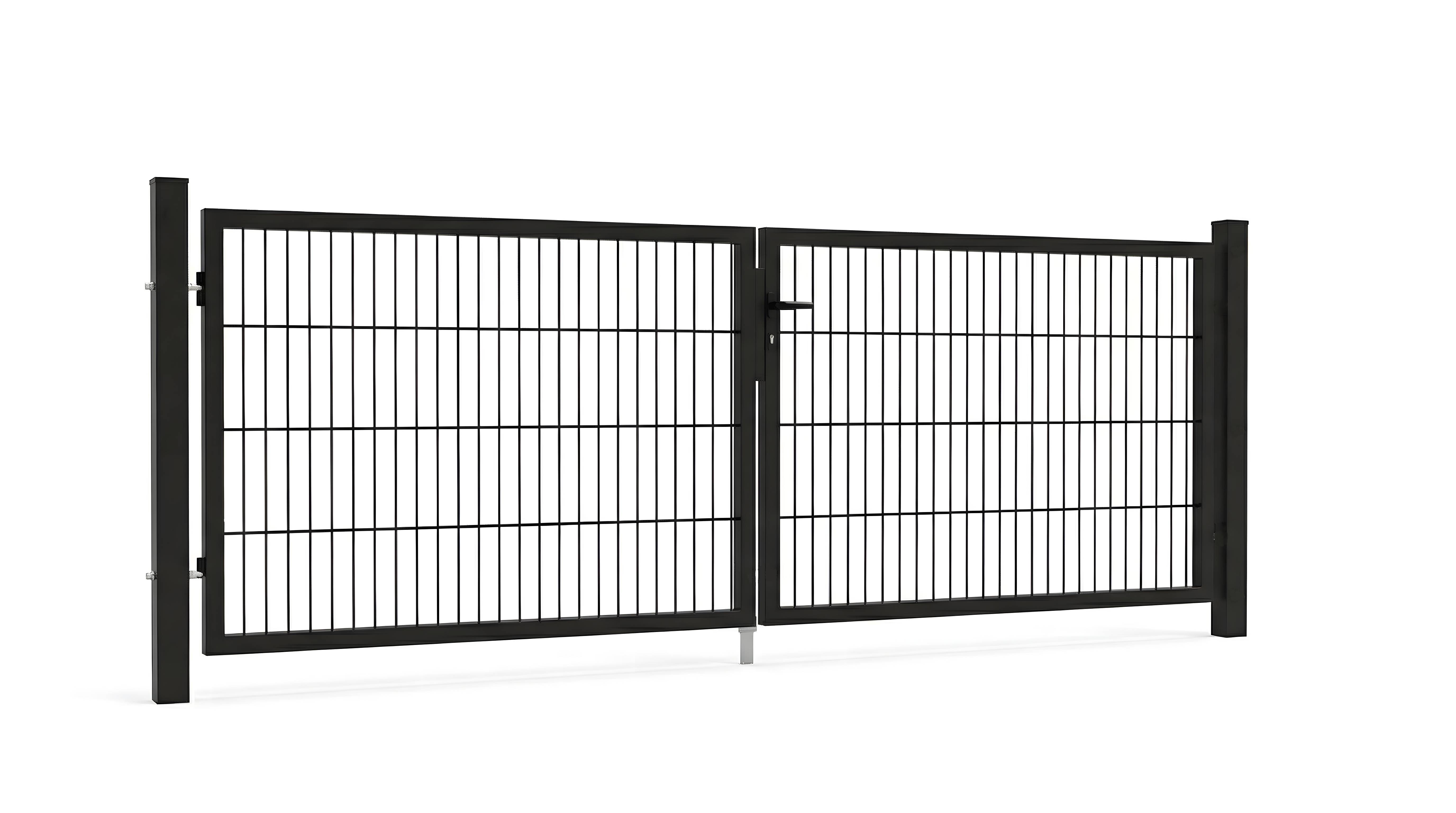 Ein schwarzes Metalltorgitter mit vertikalen und horizontalen Stäben, teilweise offen, zeigt ein einfaches modernes Design.