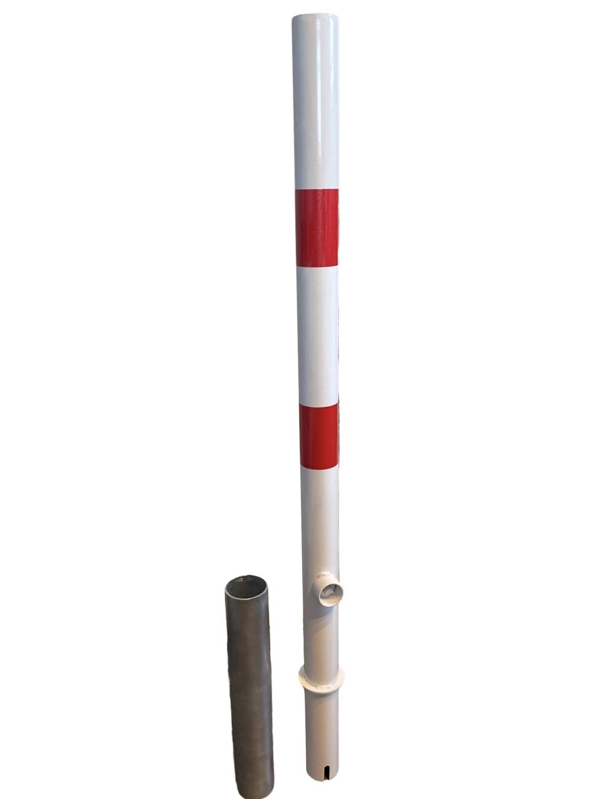 Eine rot-weiß gestreifte Stange neben einem kurzen schwarzen Zylinder, wahrscheinlich Teil einer industriellen oder Bauaufstellung.