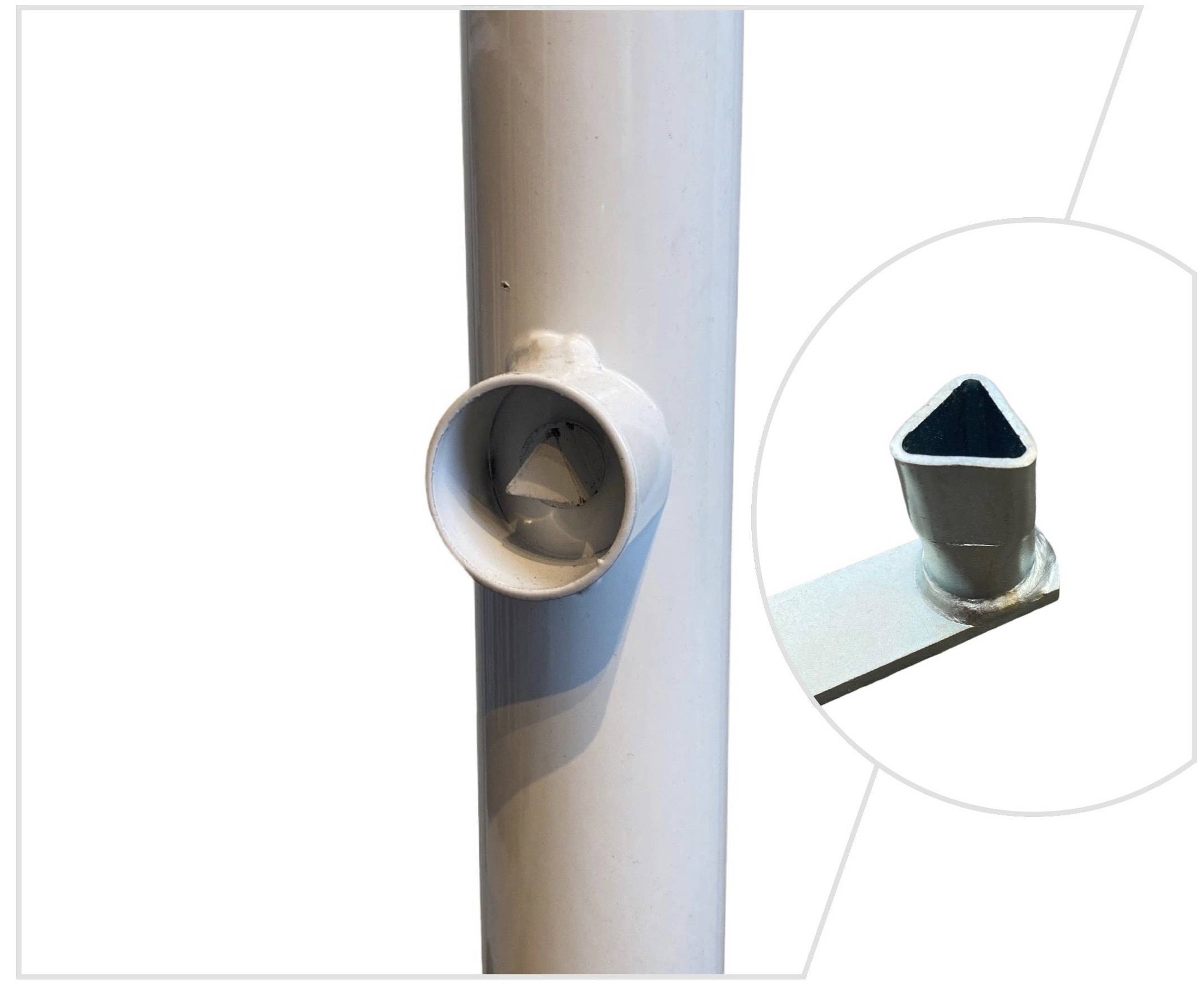 Eine Nahaufnahme eines zylindrischen weißen Rohrs mit einem dreieckigen Ausschnitt an der Seite, die Details der inneren Struktur in einem Detailbild zeigt.