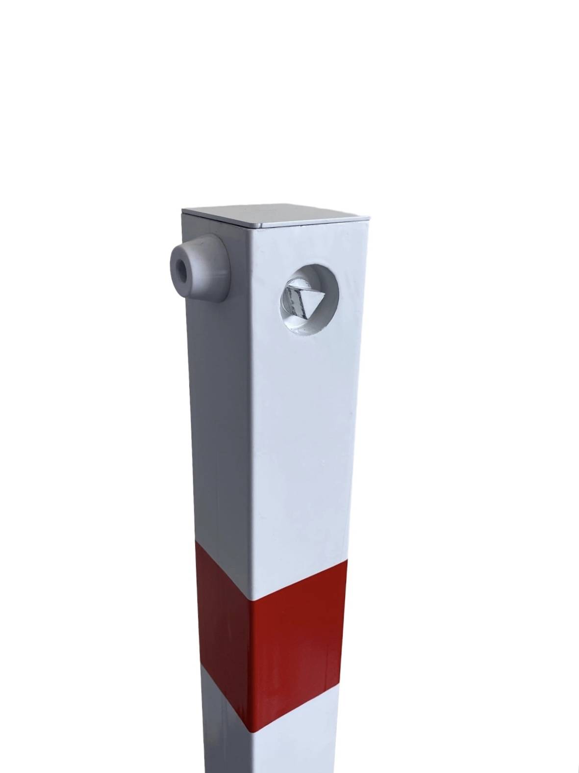 „Eine Nahaufnahme einer weiß-roten Poller mit einem runden, vertieften Reflektor oben und einer kreisförmigen Öffnung an der Seite.