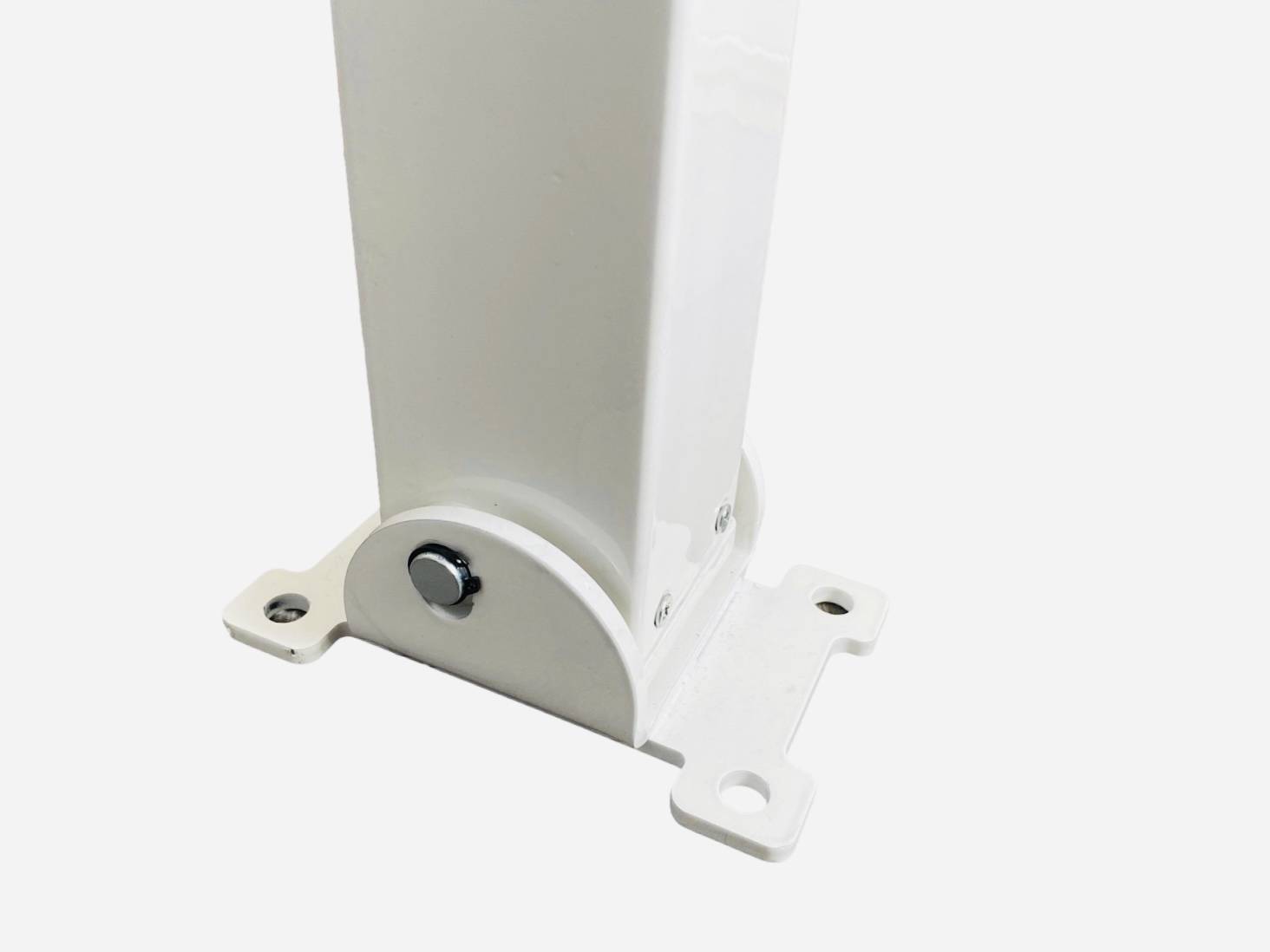 Ein weißer Metallpfosten auf einer flachen Basis montiert, mit Schraubenlöchern zur Befestigung, vor einem einfachen Hintergrund.