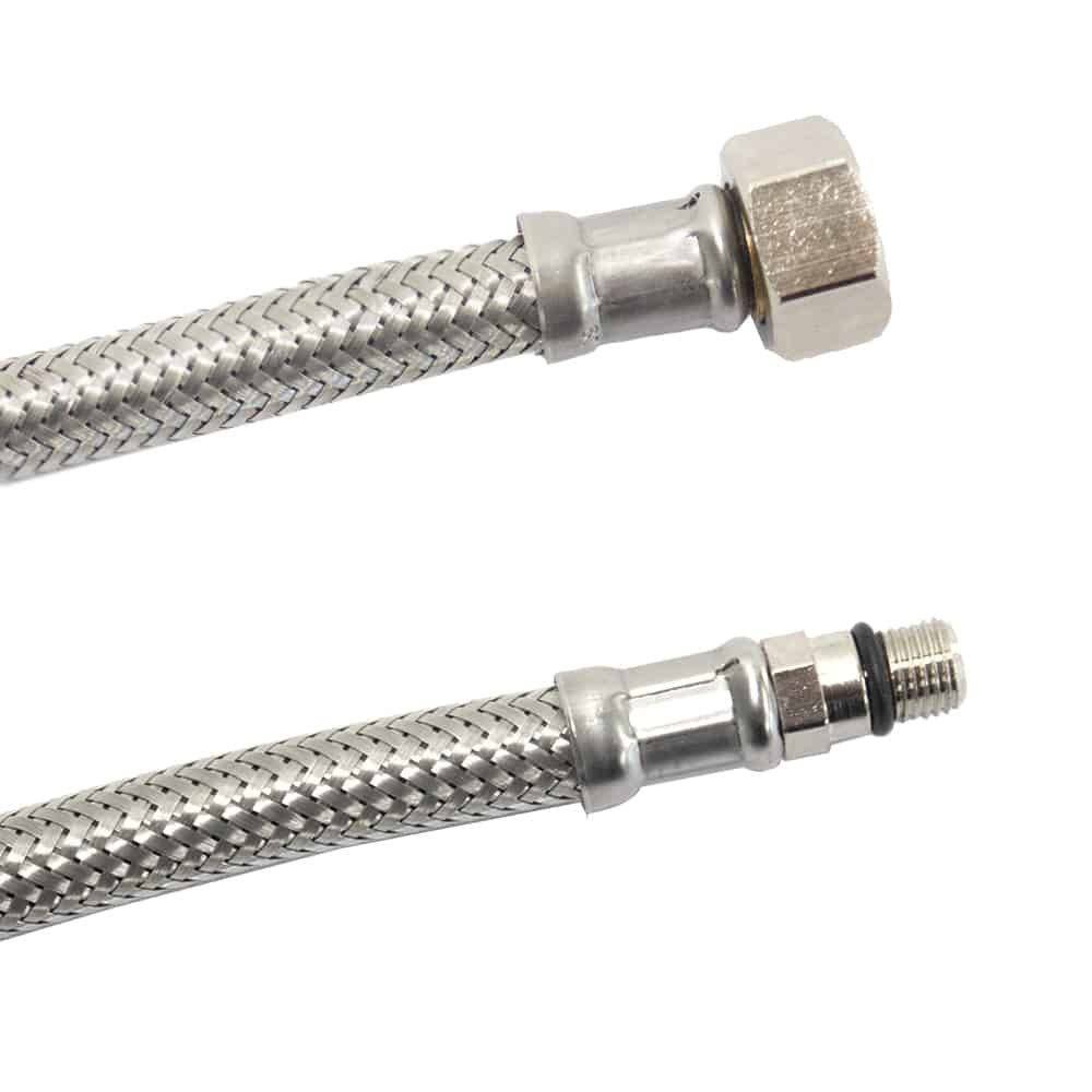 Nahaufnahme eines flexiblen Metallschlauchs mit geflochtenem Stahl und Gewinden-Anschlüssen an jedem Ende, der für Sanitärverbindungen verwendet wird.