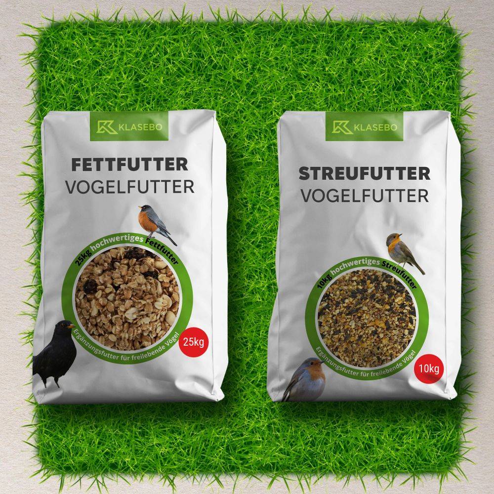 Zwei Säcke Vogelfutter auf Gras. Links: 'Fettfutter Vogelfutter' mit einer Amsel, 25kg. Rechts: 'Streufutter Vogelfutter' mit einem Rotkehlchen, 10kg.