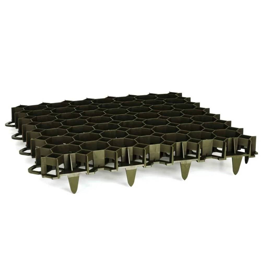 Wabenartiges modulares Bodenrost oder Matte mit dreieckigen Stützfüßen, isoliert auf weißem Hintergrund dargestellt.