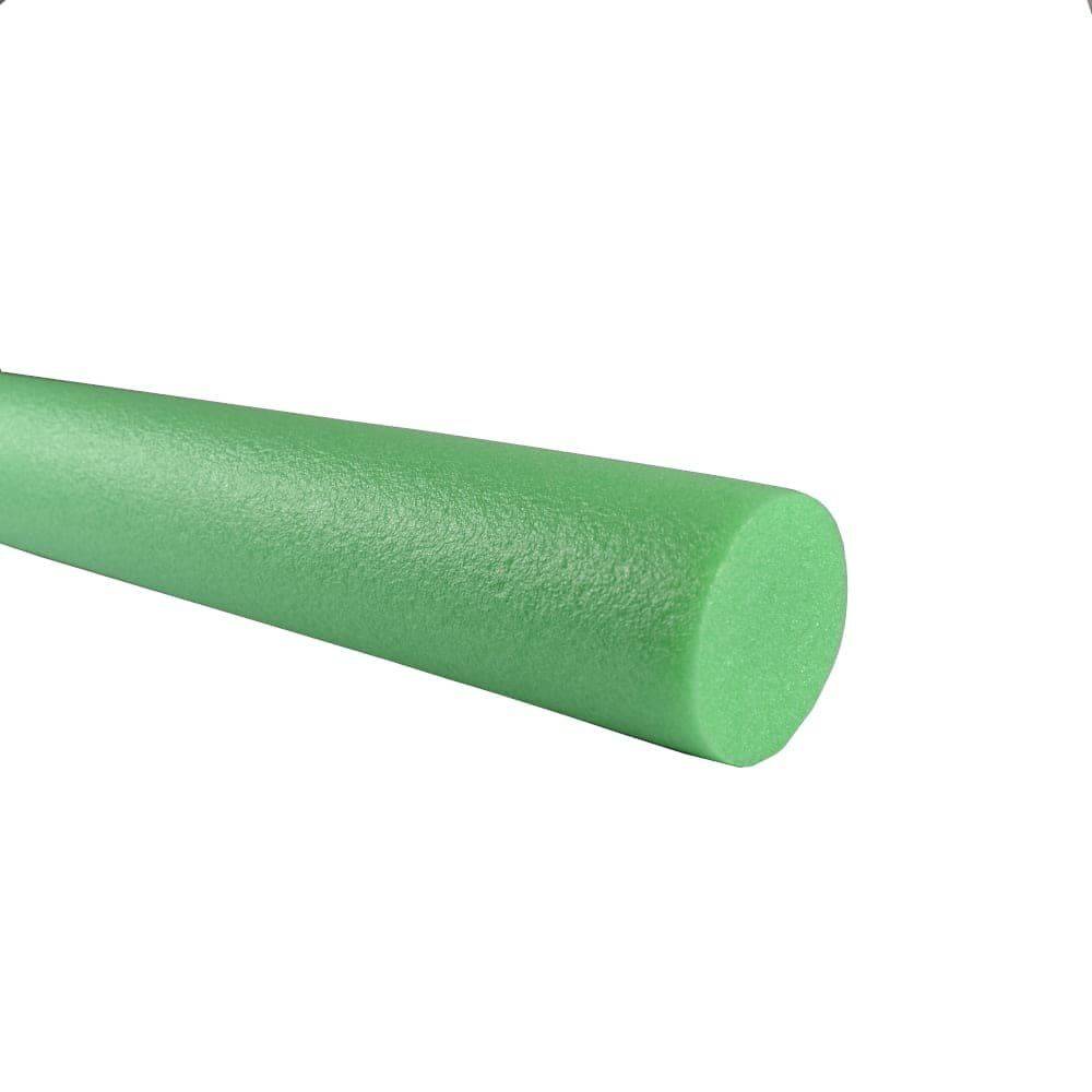 Ein grüner Schaumstoff-Poolnudel auf einem einfachen weißen Hintergrund.
