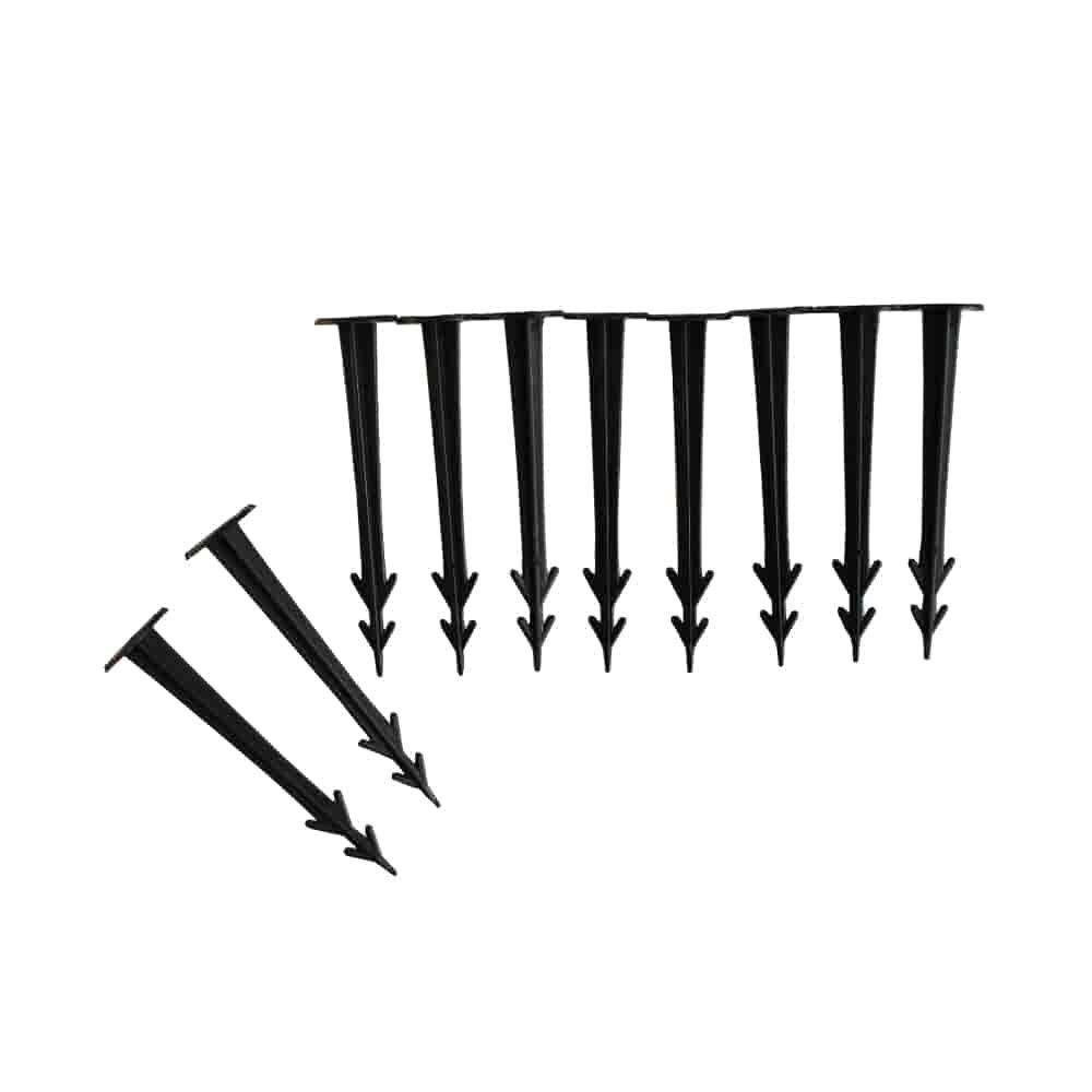 Zehn schwarze Kunststoffpflöcke mit Widerhaken, verwendet zum Sichern von Landschaftsvlies oder Garteneinfassungen. Zwei Pflöcke sind separat auf der Seite abgebildet.
