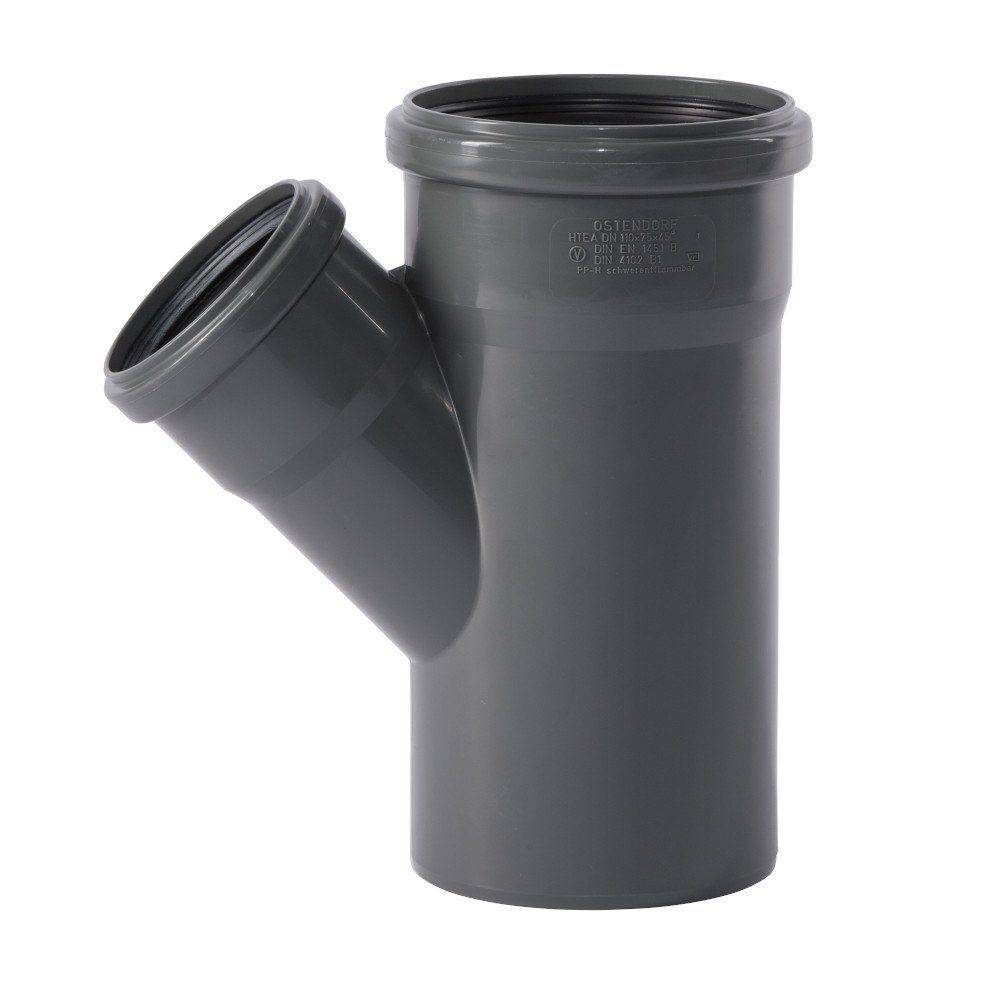 Eine Y-förmige graue PVC-Rohrverschraubung, die häufig in der Sanitärtechnik verwendet wird und zwei Einlässe sowie einen Auslass zum Verbinden mehrerer Rohre aufweist.