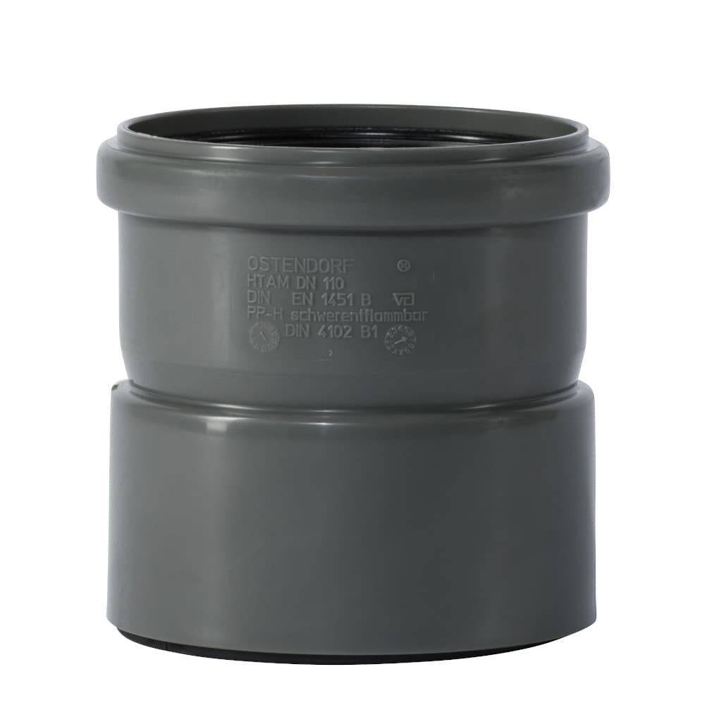 Ein grauer Kunststoffrohrverbinder mit eingeprägt aufgebrachtem Text, verwendet für Sanitär- oder Entwässerungssysteme.