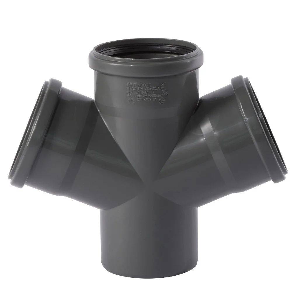 Ein PVC-Rohrverbinder mit vier Anschlüssen mit drei abgewinkelten Auslässen und einem geraden Auslass, der in Rohrleitungssystemen verwendet wird.