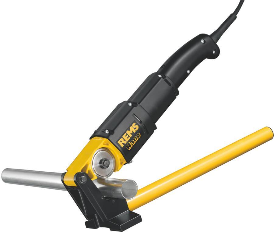 Tragbares REMS-Rohrabschneidewerkzeug im Einsatz an einem Metallrohr, mit gelbem und schwarzem Design, robustem Griff und sichtbarem Schneidmechanismus.