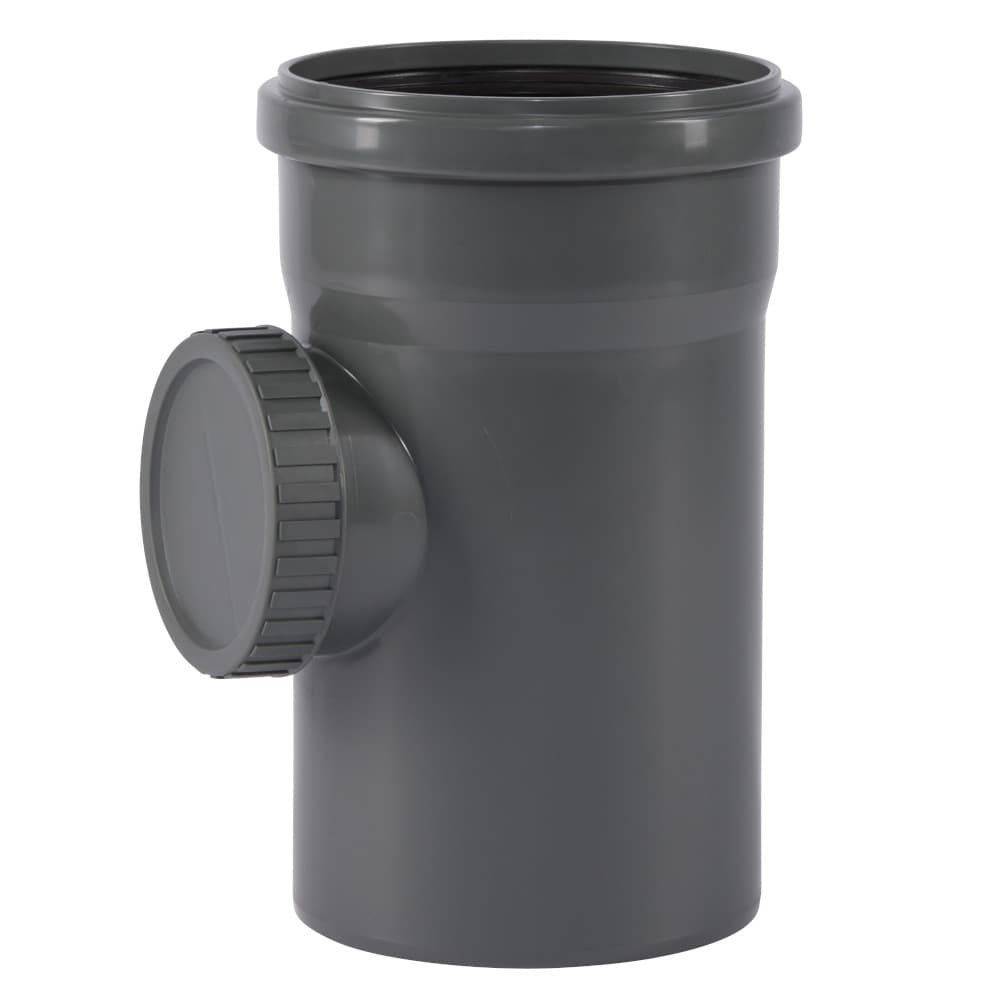 Eine graue PVC-Rohrverschraubung mit einer Seitenzugangskappe, die für Sanitärverbindungen verwendet wird.