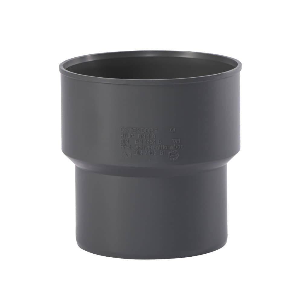 Eine graue PVC-Rohrverschraubung mit einer größeren oberen Öffnung und einer kleineren unteren Öffnung, die zum Verbinden von Rohren unterschiedlicher Durchmesser verwendet wird.