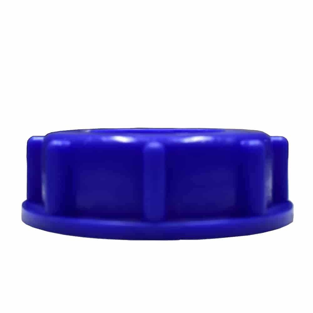 Eine blaue runde Kunststoffkappe mit gerillten Kanten, von der Seite betrachtet, auf einfachem weißem Hintergrund.