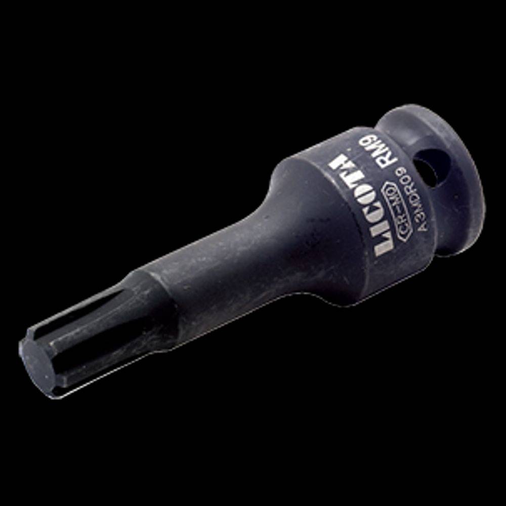 Ein dunkel gefärbtes Steckschlüssel-Werkzeug mit der eingravierten Aufschrift „LICOTA