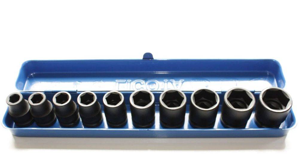 Ein blauer Steckschlüsselsatz-Halter mit verschiedenen großen Steckschlüsseln, verwendet zum Organisieren und Lagern von Werkzeugen.