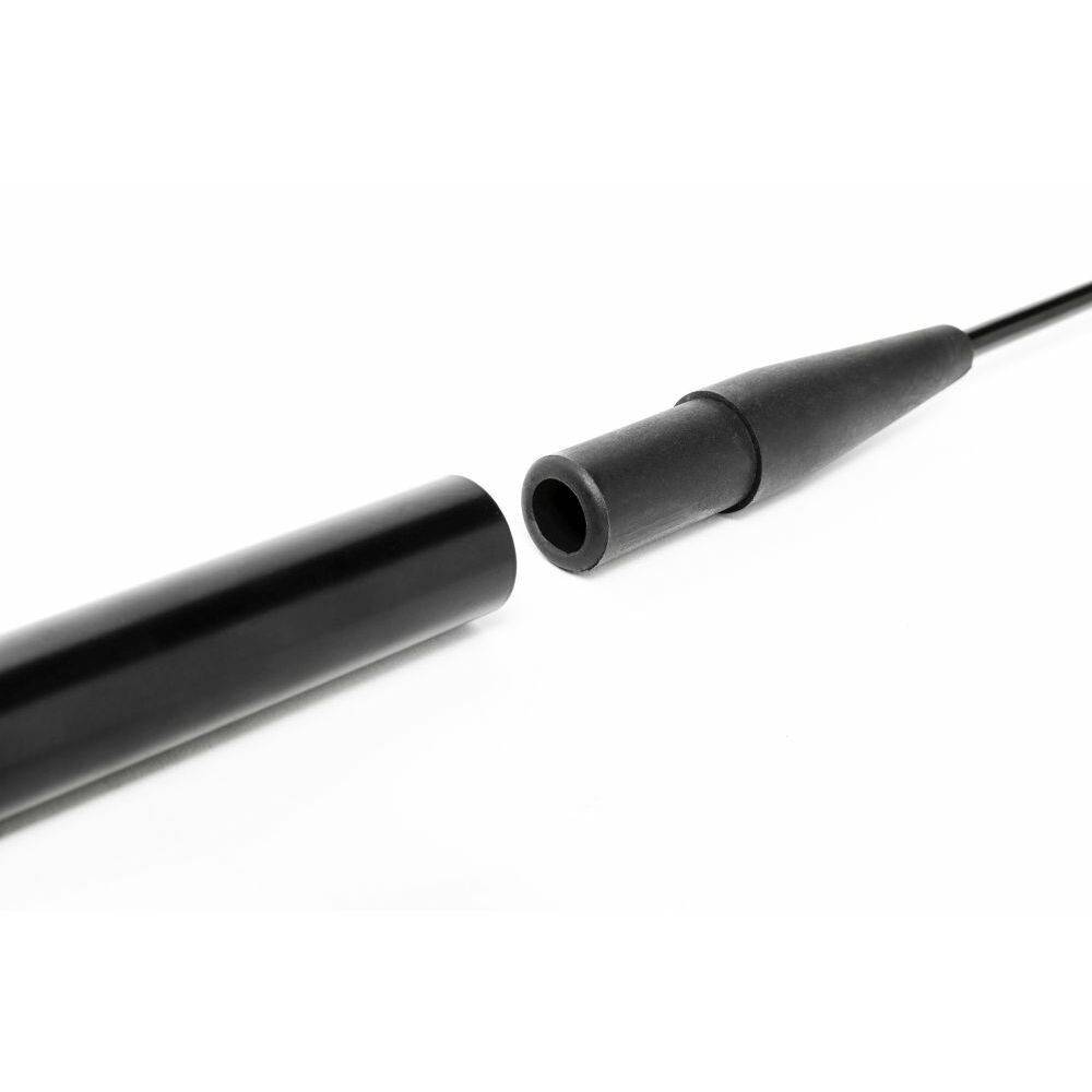 Ein schwarzes, zylindrisches Stecker- und Buchsenkabel getrennt, das seine Trennung zeigt. Es deutet auf eine elektronische oder Audioverbindung hin.