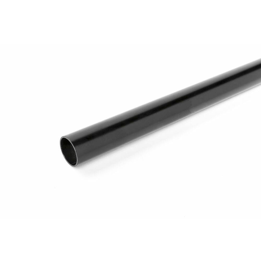Ein schwarzes Metallrohr, zylindrisch und hohl, liegt horizontal vor einem schlichten weißen Hintergrund und zeigt seine glatte Oberfläche und offene Öffnung.