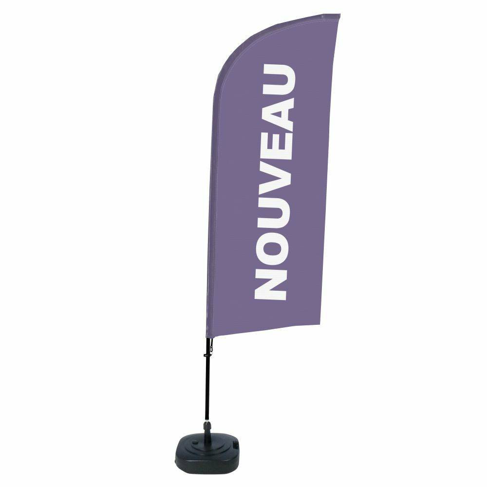 Eine violette Flagge zeigt den Text NOUVEAU in Weiß und steht auf einem schwarzen Sockel.