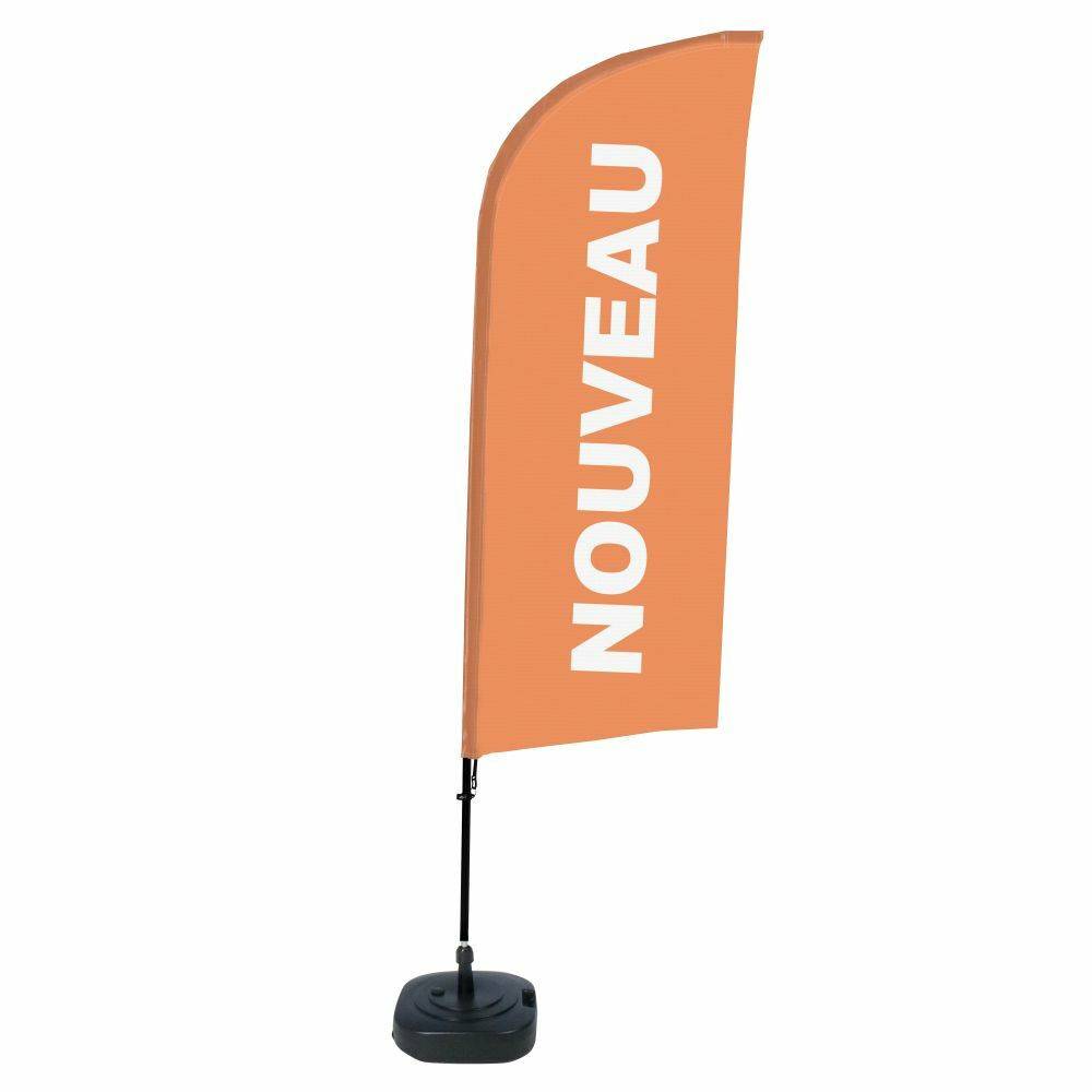 Eine orange vertikale Flagge mit dem Wort 