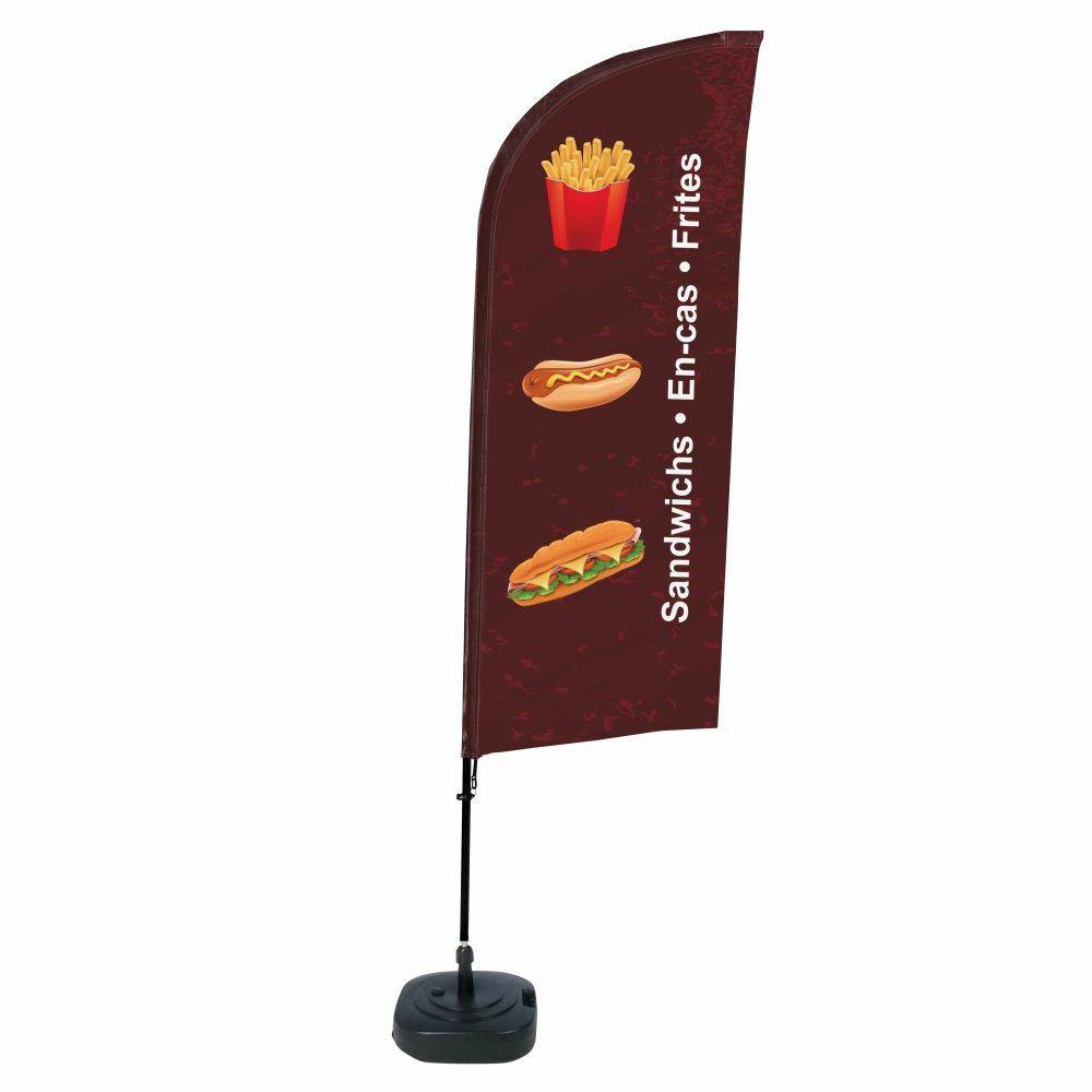 Eine vertikale rote Fahne zeigt Bilder von Pommes Frites, einem Hotdog und einem Sandwich, mit dem Text „Sandwichs • En-cas • Frites